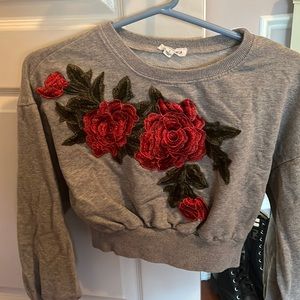 Gray cropped sweatshirt crew neck. Size small.